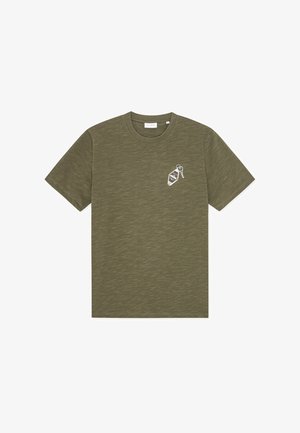 Olívazöld rövid ujjú póló texturált anyagból, kerek nyakkivágással. Bal mellrészen kis grafikai mintával.