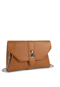 Clutch in pelle marrone con texture, dotato di chiusura a pattina, un gancio metallico e una tracolla a catena argentata.