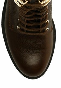 Bruine leren enkellaars met een afgeronde neus, een gestructureerd oppervlak, bruine veters en metalen veteroogjes voor een stevige sluiting.