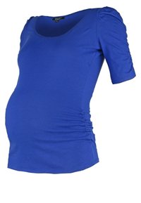 Top de maternidad en azul brillante, con escote de pico y mangas cortas, detalles de fruncido en los laterales para un ajuste ceñido y tejido elástico.