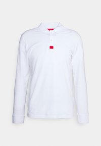 Langärmliges weißes Polohemd aus Baumwolle mit kragenförmigem Ausschnitt und rotem Etikett am Kragen. Einfaches Design ohne sichtbare Muster.