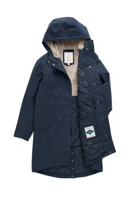 Marineblauwe parka met een capuchon, voorzien van een zachte, gestructureerde fleecevoering, knoop- en ritssluiting, en zijzakken. Inclusief een gewatteerde binnenzijde.