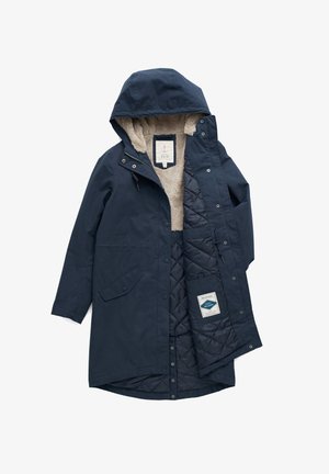 Tummansininen parka, jossa on huppu ja pehmeä, teksturoitu fleecevuori. Takissa on nappi- ja vetoketjusulku sekä sivutaskut. Siinä on myös tilava vuori.