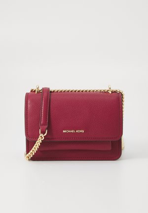 Borsa a tracolla in pelle bordeaux con tracolla in catena dorata, caratterizzata da un patta frontale e un logo impresso, texture liscia e forma rettangolare.