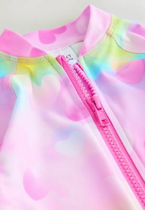 Roze zwemoutfit met een pastel hartjespatroon, gladde stof, een hoge kraag en een roze rits aan de voorkant voor sluiting.