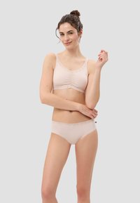Helles rosa BH- und Slip-Set mit Spitzenbesatz, weichem Material, geschwungenem Design und Raffung am BH. Glatte Textur in allen Bereichen.