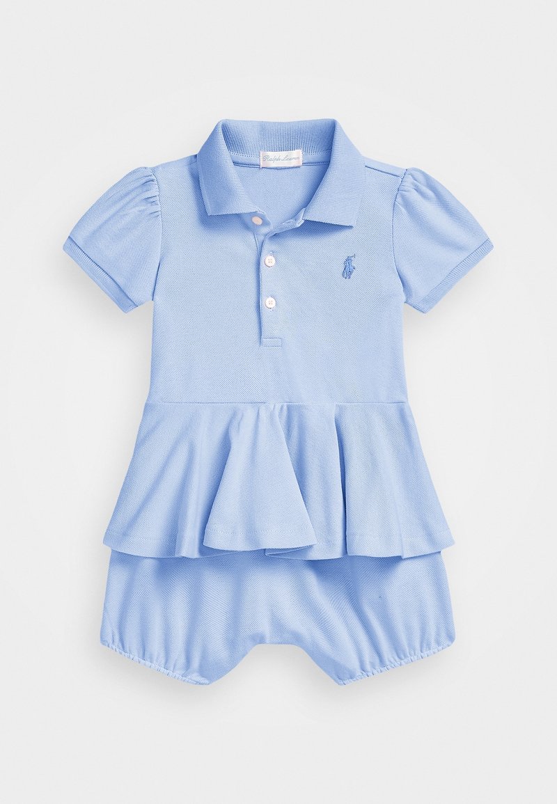 Světlomodré polo šaty s krátkými nafouklými rukávy, plisovanou sukní, knoflíkovou légou a vyšívaným logem na levé straně hrudi. Jemný bavlněný materiál.