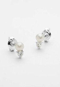 Orecchini a perno argento con una parte superiore in perla e un accento di pietra scintillante sotto. Superficie liscia con finitura lucida; design minimalista.