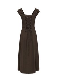 Robe sans manches marron foncé avec des bretelles froncées, un décolleté carré et un détail de laçage croisé sur le corsage s'étendant jusqu'à la taille.