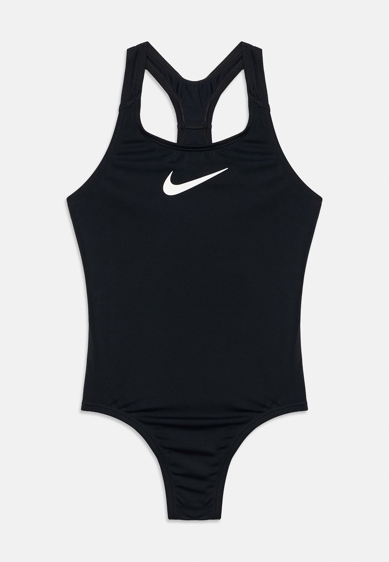 Fekete Nike egyrészes fürdőruha versenyháttal és fehér pipa logóval a mellrészen, egyszínű háttér előtt.