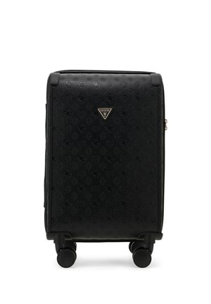 Valise rigide noire avec motif en relief, quatre roues pivotantes et un logo Guess triangulaire au centre avant.