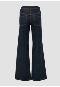 Ciemnoniebieskie dżinsy dzwonowate z wysokim stanem, z dwoma tylnymi kieszeniami oraz kontrastowym pomarańczowym przeszyciem. Klasyczny fason pięciu kieszeni.