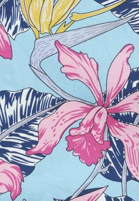 Kwiecisty materiał z różowymi orchideami i żółtymi kwiatami na jasnoniebieskim tle. Odważne, liściaste wzory w ciemnoniebieskim i białym kolorze.