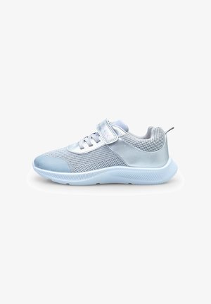 Scarpa sportiva azzurro chiaro con tomaia in rete, dettagli lisci e un cinturino in velcro. Presenta una suola in gomma testurizzata per una buona aderenza.