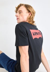 Levi's® CLASSIC GRAPHIC - Camiseta estampada - core caviar