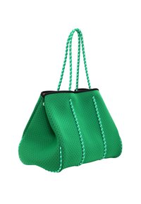 Borsa a tote verde perforata con due manici intrecciati, caratterizzata da un bordo nero a contrasto lungo la parte superiore e cuciture decorative bianche.
