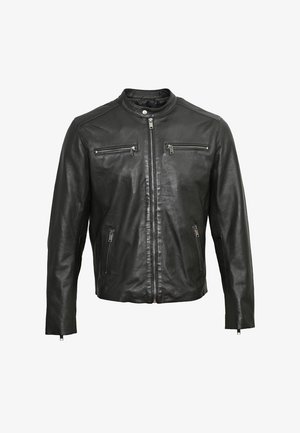 Giubbotto in pelle nera con colletto alto, due tasche sul petto con zip e due tasche laterali con zip. Presenta una superficie liscia e un design aderente.