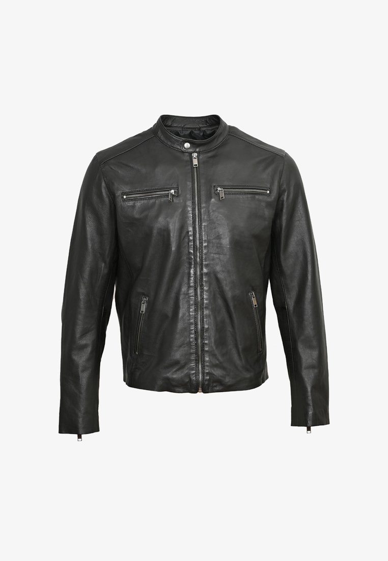 Giubbotto in pelle nera con colletto alto, due tasche sul petto con zip e due tasche laterali con zip. Presenta una superficie liscia e un design aderente.