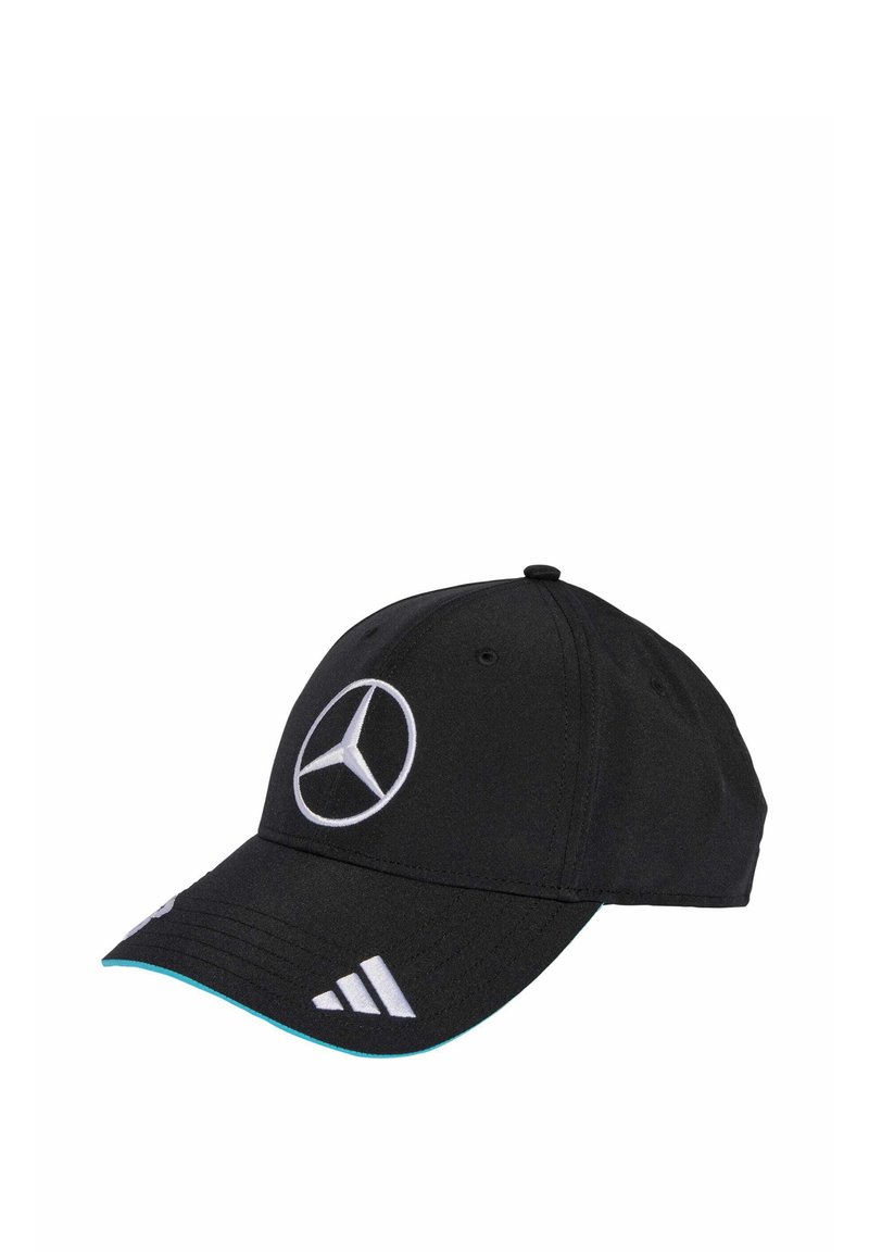 Sort kasket lavet af stof, med et stort hvidt Mercedes-Benz logo på forsiden og tre hvide striber på siden.