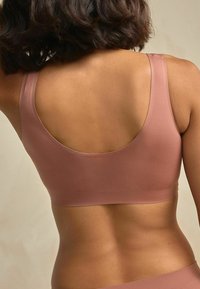 Pehmest roosast kangast crop-top, sile tekstuur, ümmargune kaelus, laiad rihmad ja sobiv stiil, paljastades selja ja kõhu.