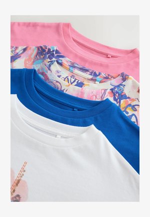 Tre T-shirt sono impilate: una rosa, una blu con corpo bianco e una con un motivo multicolore. Materiale in cotone, scollature rotonde, vestibilità casual.