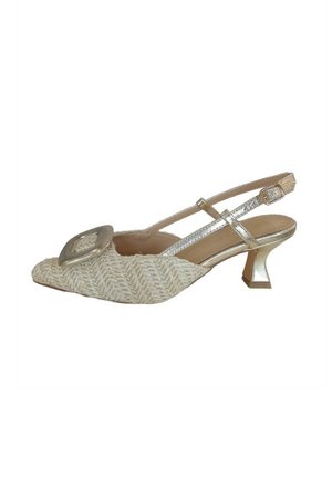 Scarpa slingback beige intrecciata con fibbia dorata, punta appuntita, sottili cinturini e tacco basso dorato curvo.