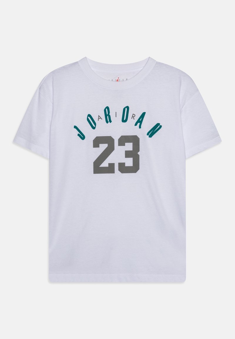 Maglietta bianca in cotone con scollo rotondo. Presenta le scritte "JORDAN" e "23" stampate in turchese e grigio. Maniche corte, vestibilità comoda.