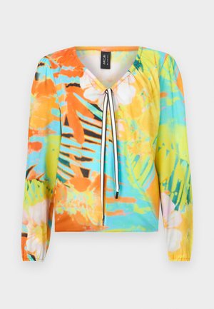 Wielokolorowa bluzka z dekoltem w kształcie V, zdobiona kwiatowym i tropikalnym wzorem w kolorach pomarańczowym, niebieskim i zielonym. Długie rękawy z elastycznymi mankietami.