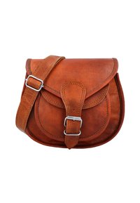 Hnedá kožená crossbody taška s klapkou, uzáverom na pracku a nastaviteľným popruhom. Disponuje zaoblenými hranami a prešitím po celom povrchu.