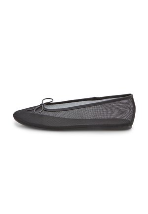 Ballerina nera in rete con punta tonda, dettaglio di fiocco sottile sul davanti e suola flessibile dal design basso.