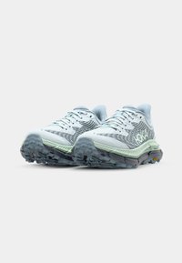 Vaaleansiniset juoksukengät, joissa on pintakuviointi, valkoiset yksityiskohdat ja mintunvihreä pohja. Varustettu kestävällä ulkopohjalla paremman pidon takaamiseksi.