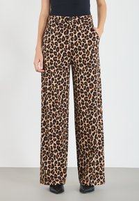 Hlače širokog kroja s leopard uzorkom, izrađene od mekog i gladak materijala, s visokim strukom i bočnim džepovima. Boje uključuju bež, crnu i narančastu.