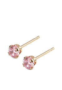 Złote kolczyki w kształcie sztyftów mają okrągłe różowe kryształy osadzone w koronkowym montażu, z gładkim, wypolerowanym wykończeniem metalowych słupków.