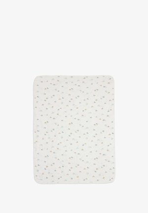 Witte babydeken met kleine, verspreide dieren- en voertuigenprints in zachte bruine, grijze en blauwe kleuren op een effen achtergrond.