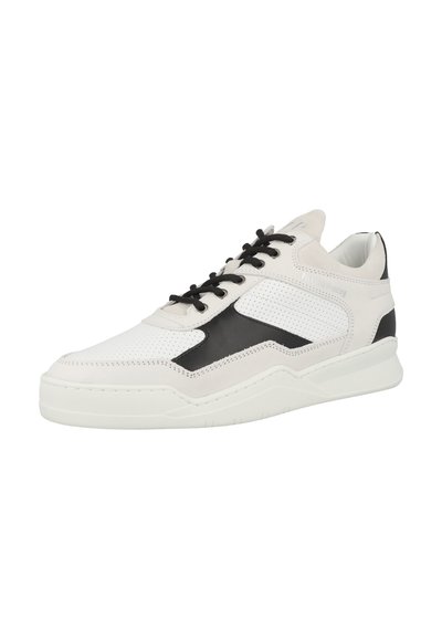 Vita lädersneakers med svarta accenter, perforerat detaljer, vadderad tunga och tjock vit sula. Har snörning och branding.