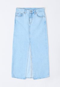 Maxifalda de mezclilla azul claro con abertura frontal, cierre de botón y cremallera, diseño de cinco bolsillos y detalles de costura a lo largo de las costuras.