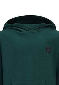 Donkergroene hoodie van zacht materiaal, met een kangoeroezak, een verstelbare trekkoordcapuchon en een klein zwart logo-opdruk op de borst.