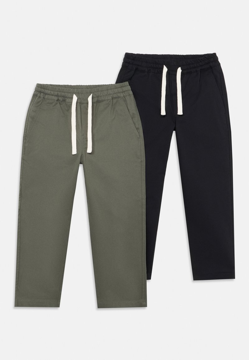 Deux pantalons : un olive et un noir. Les deux présentent des ceintures élastiques, des cordons blancs et des poches latérales.