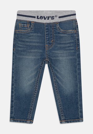 Jean bleu en denim pour enfants avec ceinture élastique grise avec logo Levi's et poches avant cousues.