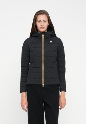 Zwarte gewatteerde jas met capuchon, met een gele en witte rits, driehoekpatronen en een klein logo op de borst.