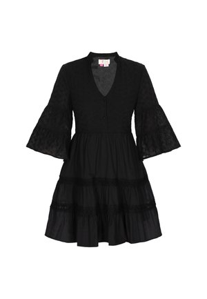Črna obleka z V-izrezom, gumbnim zapenjanjem spredaj in večplastno krilo. Ima dolge zvonaste rokave in teksturirano tkanino s čipkastimi detajli.