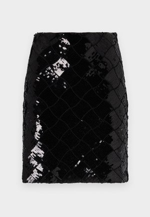 Jupe mini noire en sequins avec un motif en losanges texturé. Présente des sequins brillants disposés en grille, mettant en valeur le détail de la surface.
