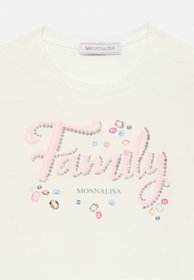 Fehér pamut póló, pink írásmóddal "Család" felirattal, színes drágakövekkel díszítve, a márka "MONNALISA" felirattal alatta.