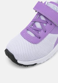 Scarpa atletica viola e bianca con pannelli in rete, punta rinforzata, lacci rotondi e una fascia in velcro nella parte superiore per una vestibilità sicura.