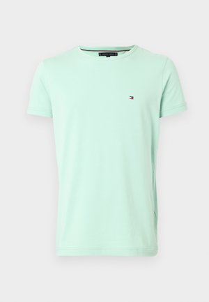 T-shirt vert menthe à manches courtes en coton doux. Comprend un petit logo sur la poitrine, un col rond et un ourlet droit.