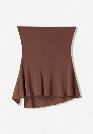 Brun ärmlös topp i stretchigt material med en utfläkt fåll och asymmetrisk design, med en slät yta och utan dekorationer.