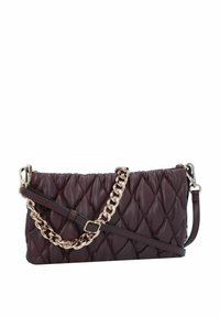 Geprägte bordeauxrote Lederhandtasche mit goldener Kette und verstellbarem Tragegurt. Sie hat eine rechteckige Form und eine strukturierte Oberfläche.