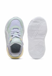 Puma tenisice s gornjim dijelom od mrežastog materijala u mint zelenoj i lavandi boji, bijelim gumeni đonom, vezicama, te oznakom na jeziku i peti.