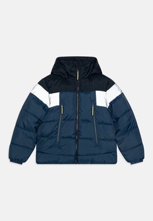 Doudoune bleu marine et noire avec des accents blancs aux épaules, fermeture éclair frontale, deux poches verticales zippées et une capuche.