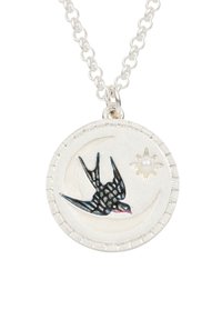 Silversmycke i form av ett hänge med en cirkulär charm som visar en svart fågel på en halvmåne, prydd med en stjärna och en liten pärla.